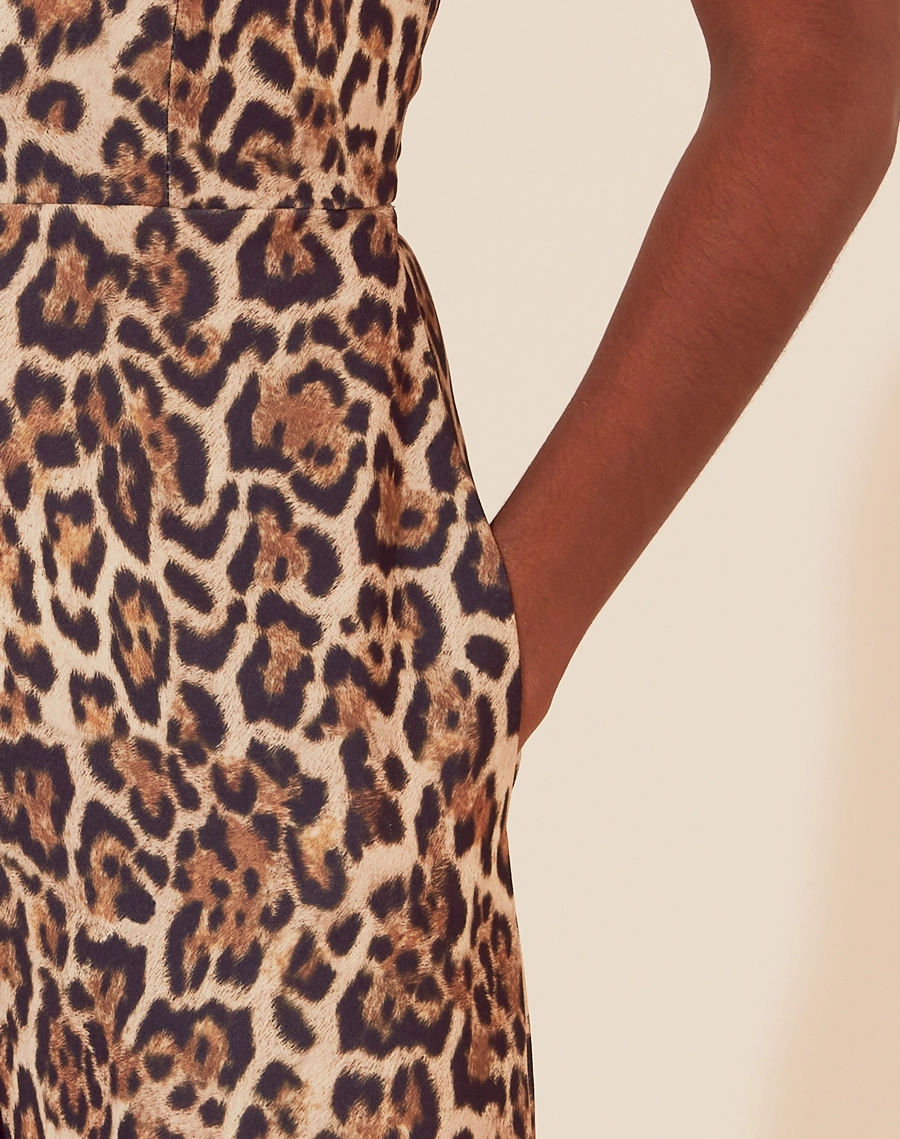 O Macacão Grazy é confeccionado em crepe zara estampado, um tecido levemente texturizado que oferece um caimento leve e fluido. Com sua estampa animal print, o Macacão Grazy é a escolha perfeita para quem deseja sofisticação e estilo em um único look.