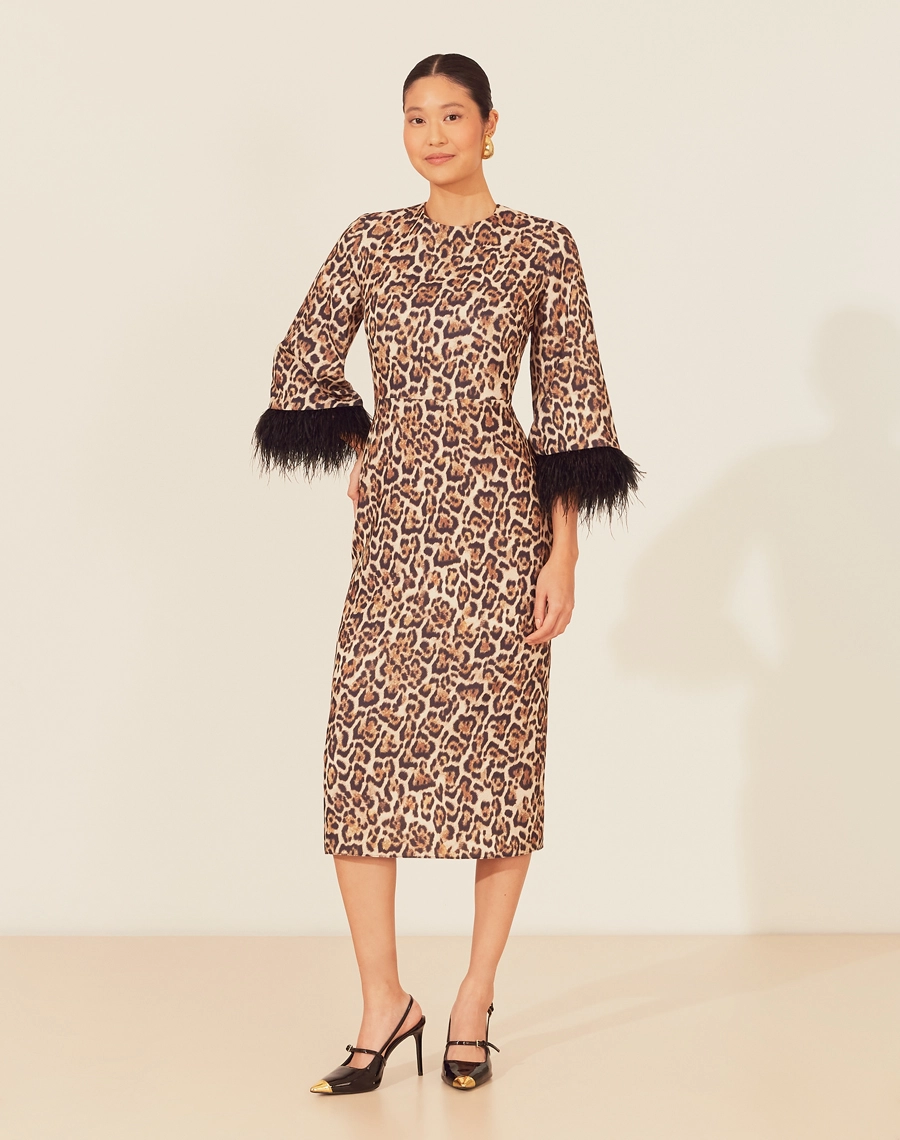 Vestido Midi Micaela é confeccionado em crepe zara estampado, um tecido levemente texturizado que oferece um caimento leve e fluido. Com sua estampa animal print, é a escolha perfeita para quem deseja sofisticação e estilo em um único look, ideal para ocasiões especiais e festas sofisticadas.