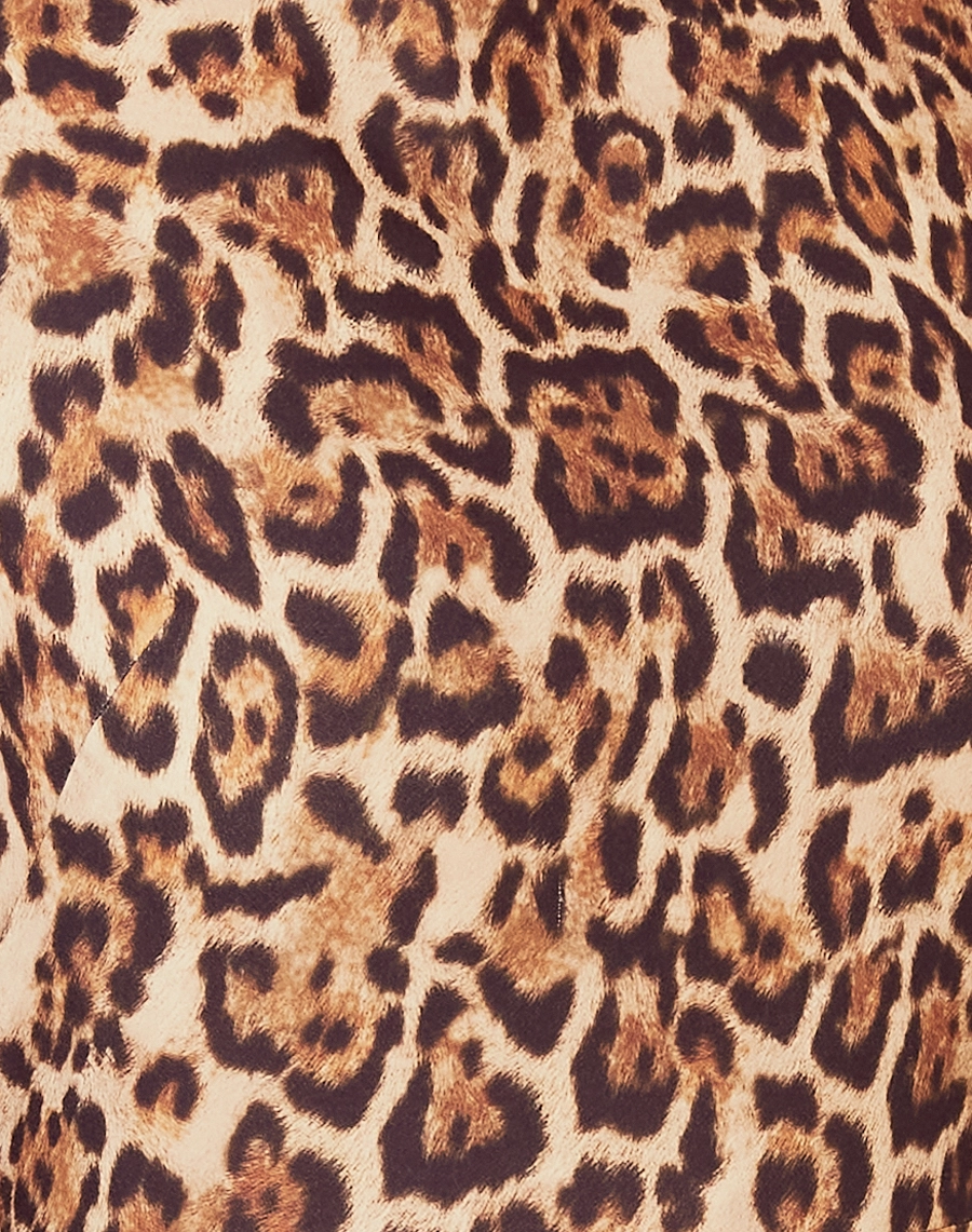 Vestido Midi Micaela é confeccionado em crepe zara estampado, um tecido levemente texturizado que oferece um caimento leve e fluido. Com sua estampa animal print, é a escolha perfeita para quem deseja sofisticação e estilo em um único look, ideal para ocasiões especiais e festas sofisticadas.