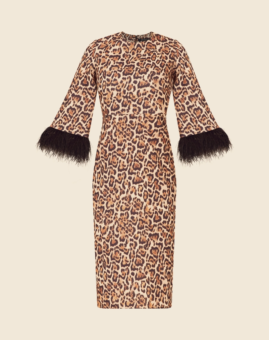 Vestido Midi Micaela é confeccionado em crepe zara estampado, um tecido levemente texturizado que oferece um caimento leve e fluido. Com sua estampa animal print, é a escolha perfeita para quem deseja sofisticação e estilo em um único look, ideal para ocasiões especiais e festas sofisticadas.