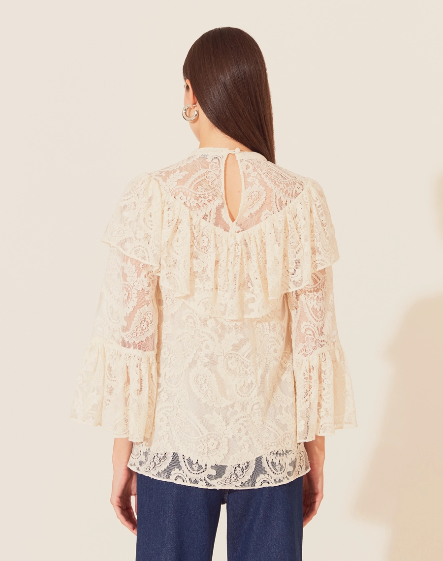 A Blusa Ofélia é confeccionada em renda delicada. É a escolha perfeita para quem busca um visual romântico e refinado. Ideal para ocasiões especiais, como coquetéis elegantes ou celebrações.