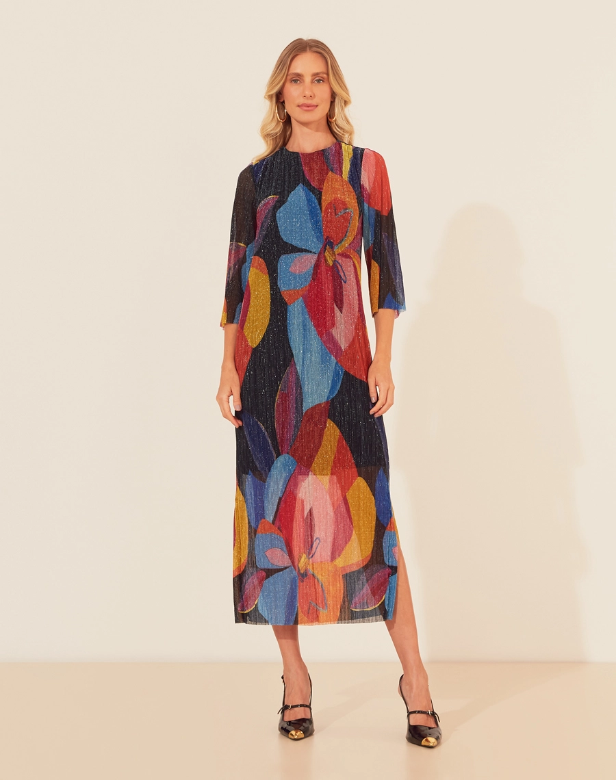 O Vestido Longo Nashira é confeccionado em malha estampada de toque suave e texturizado. É uma peça que transita por diversas ocasiões, desde encontros casuais até festas e eventos noturnos.