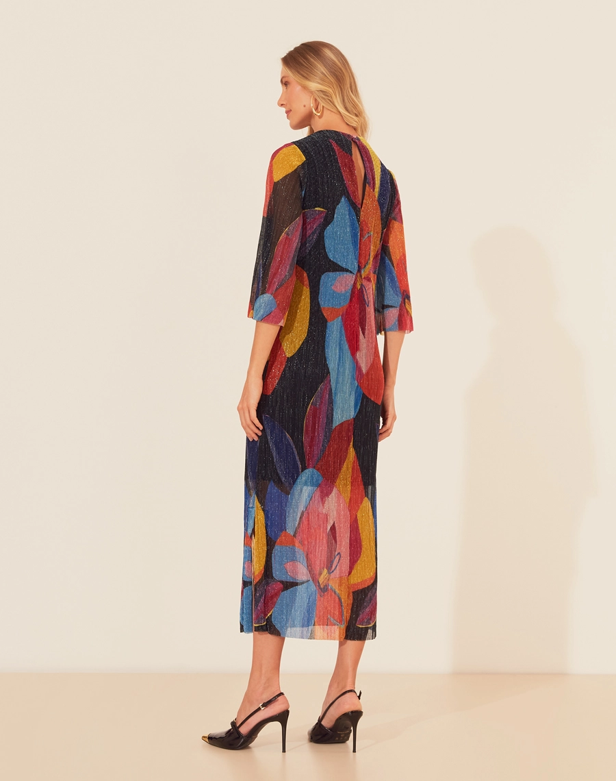 O Vestido Longo Nashira é confeccionado em malha estampada de toque suave e texturizado. É uma peça que transita por diversas ocasiões, desde encontros casuais até festas e eventos noturnos.