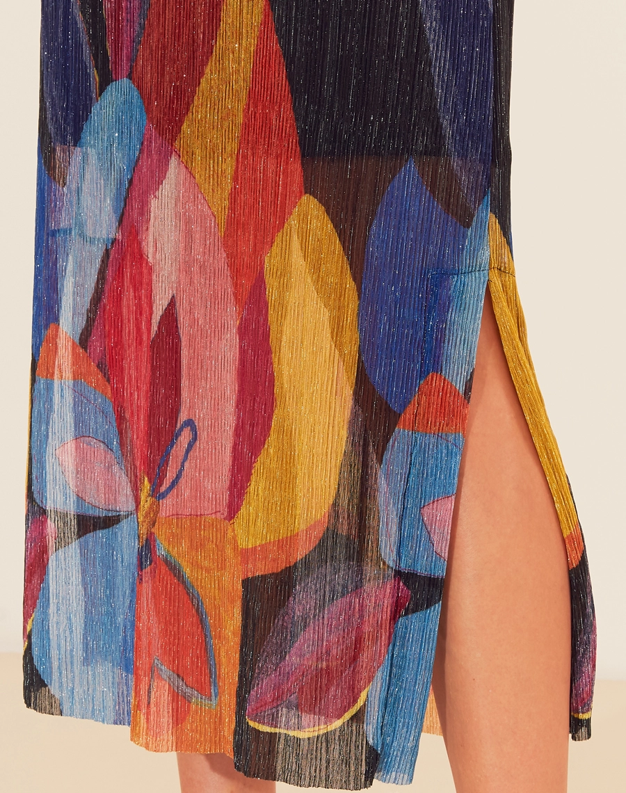 O Vestido Longo Nashira é confeccionado em malha estampada de toque suave e texturizado. É uma peça que transita por diversas ocasiões, desde encontros casuais até festas e eventos noturnos.