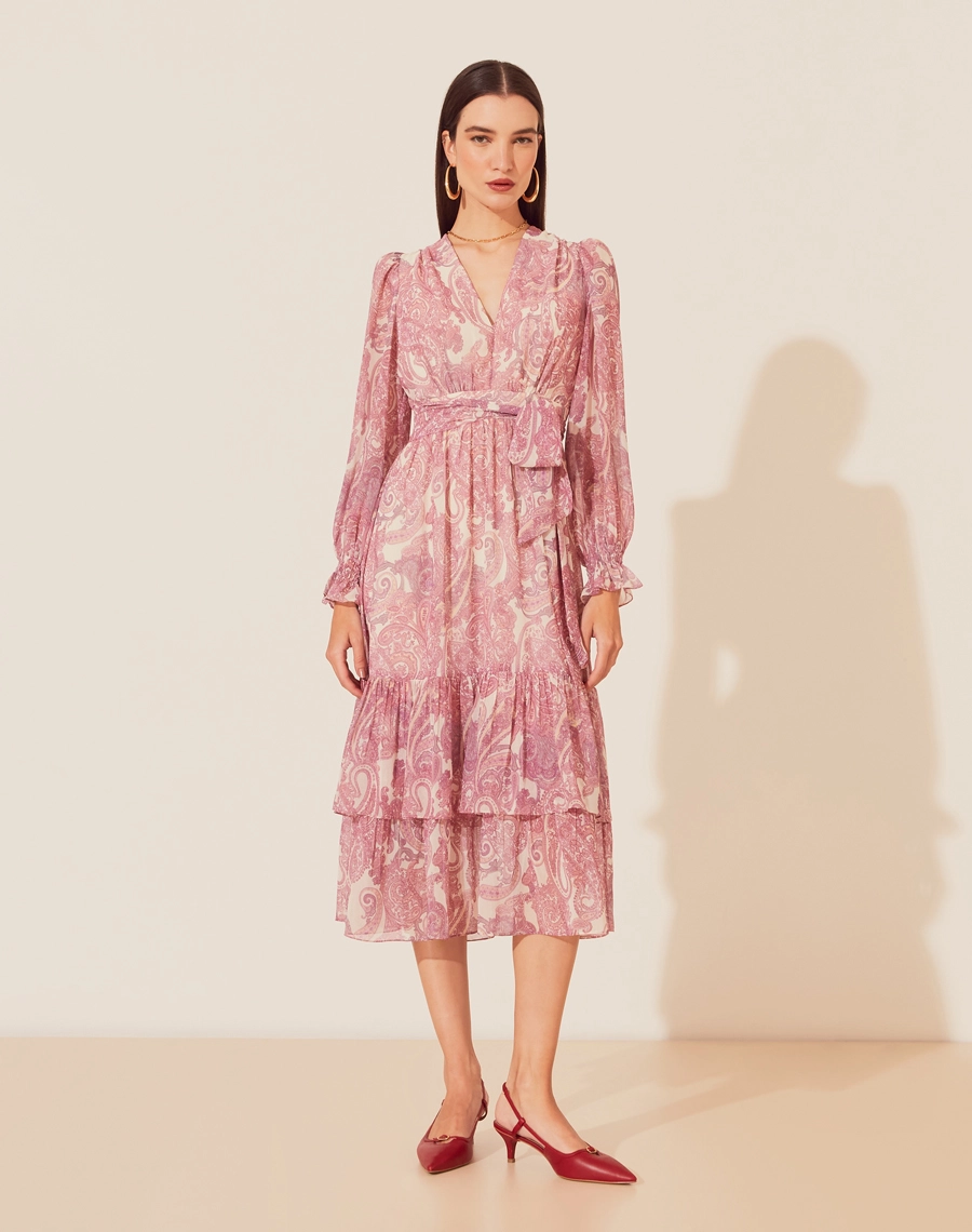 O Vestido Midi Paloma é confeccionado em chiffon estampado, um tecido leve, de toque suave e fluido. É uma peça que transita por diversas ocasiões, desde eventos casuais até encontros românticos. 