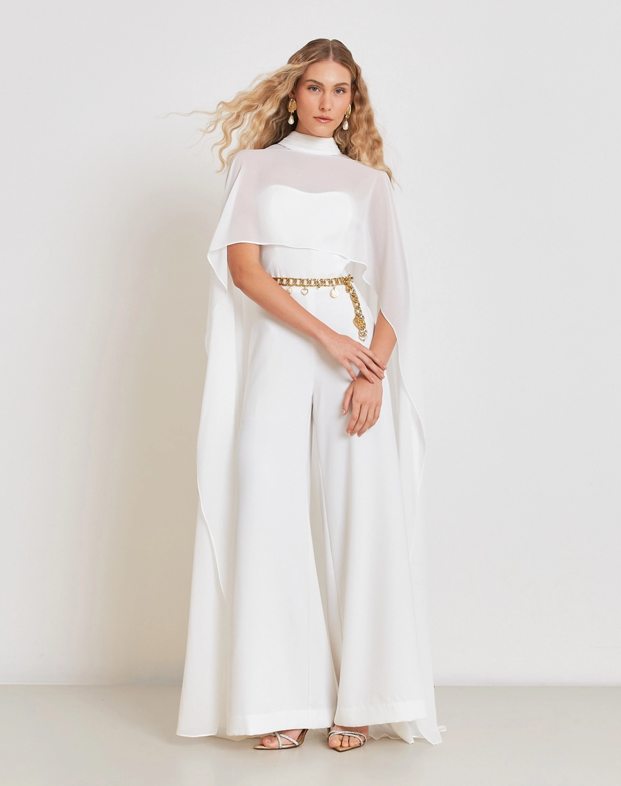 Capa Grazy é confeccionada em chiffon, um tecido leve e esvoaçante, que oferece um toque de sofisticação e delicadeza.