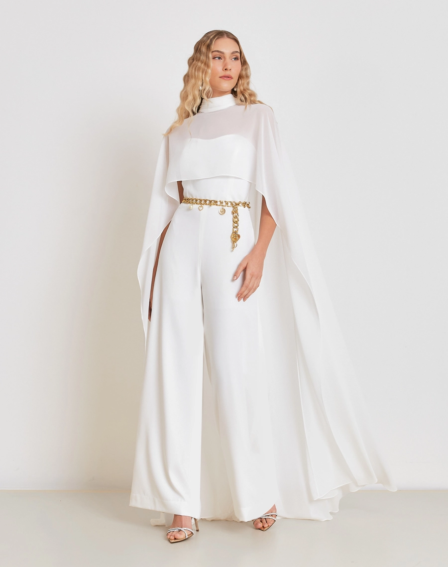 Capa Grazy é confeccionada em chiffon, um tecido leve e esvoaçante, que oferece um toque de sofisticação e delicadeza.