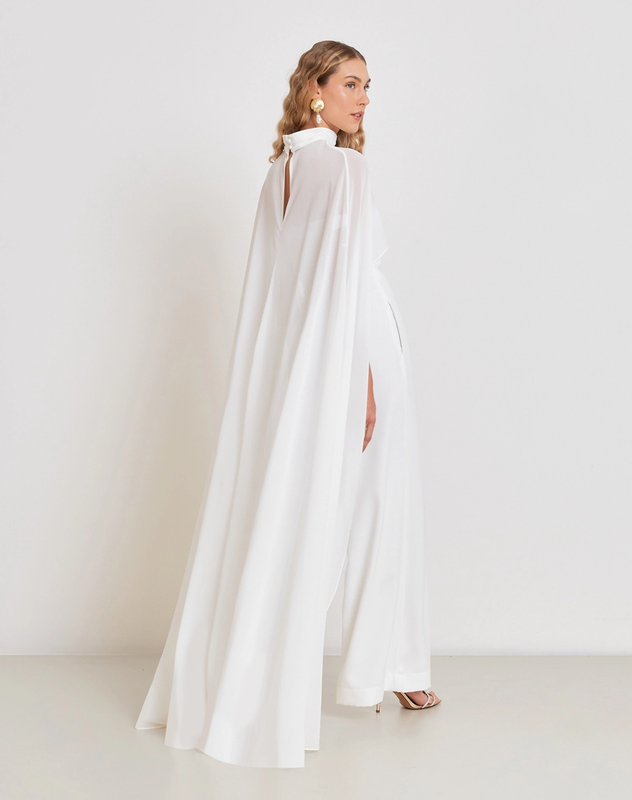 Capa Grazy é confeccionada em chiffon, um tecido leve e esvoaçante, que oferece um toque de sofisticação e delicadeza.