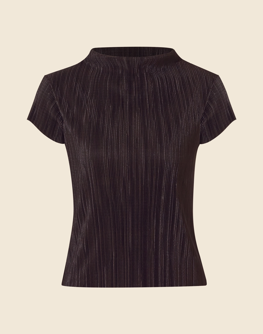 A Blusa Lorelay é confeccionada em tecido plissado. Com gola alta e mangas curtas, é ideal para quem busca um look confortável sem abrir mão da elegância. 