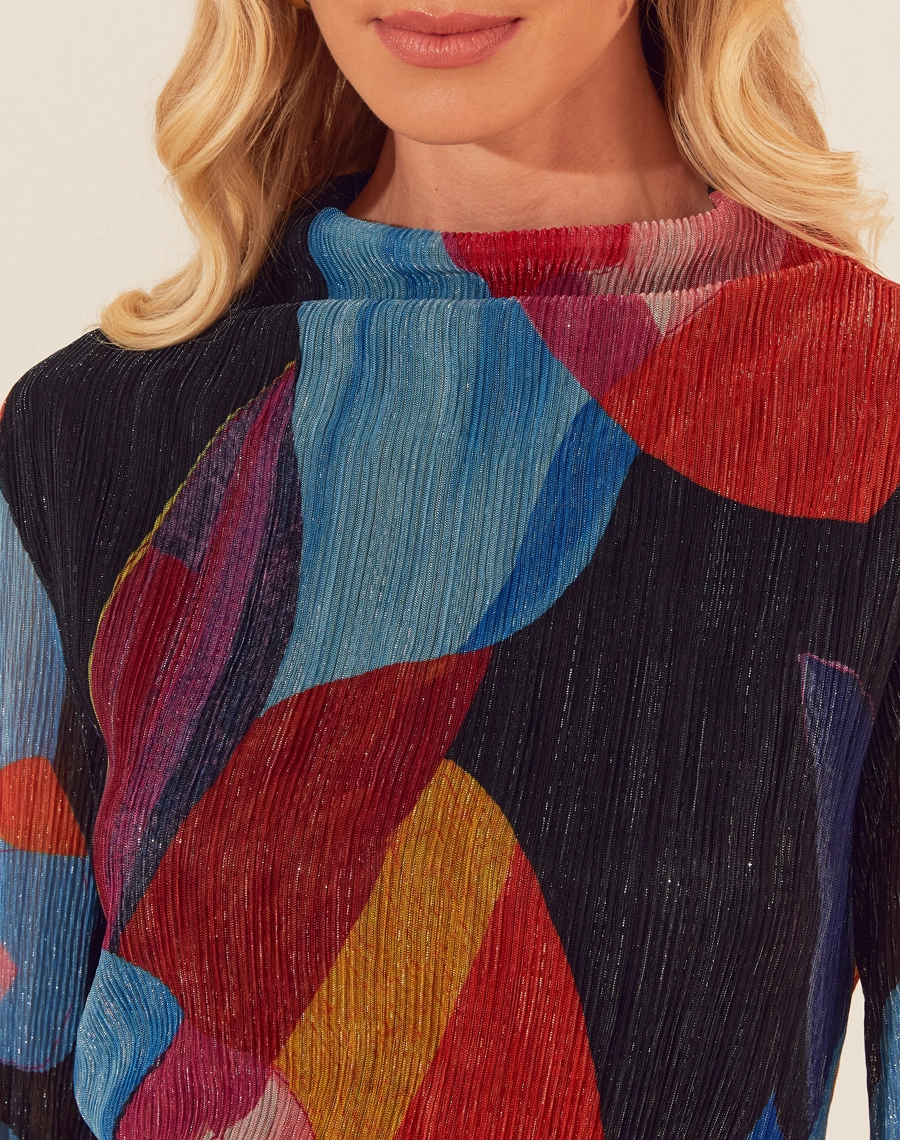 Blusa Nashira é a fusão perfeita entre arte e moda. Confeccionada em tecido plissado estampado, traz um mix vibrante de cores e formas abstratas, garantindo um visual moderno e sofisticado.