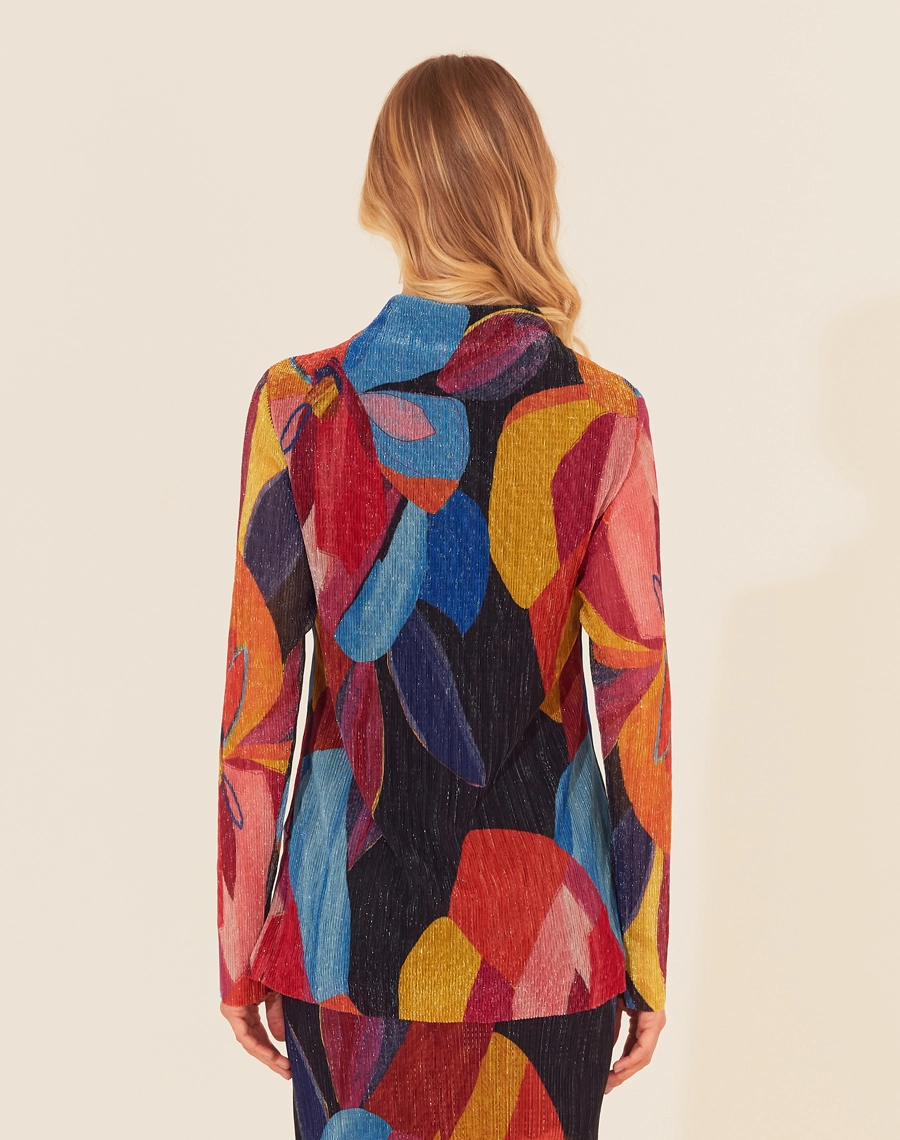 Blusa Nashira é a fusão perfeita entre arte e moda. Confeccionada em tecido plissado estampado, traz um mix vibrante de cores e formas abstratas, garantindo um visual moderno e sofisticado.