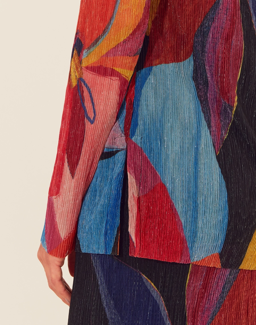 Blusa Nashira é a fusão perfeita entre arte e moda. Confeccionada em tecido plissado estampado, traz um mix vibrante de cores e formas abstratas, garantindo um visual moderno e sofisticado.