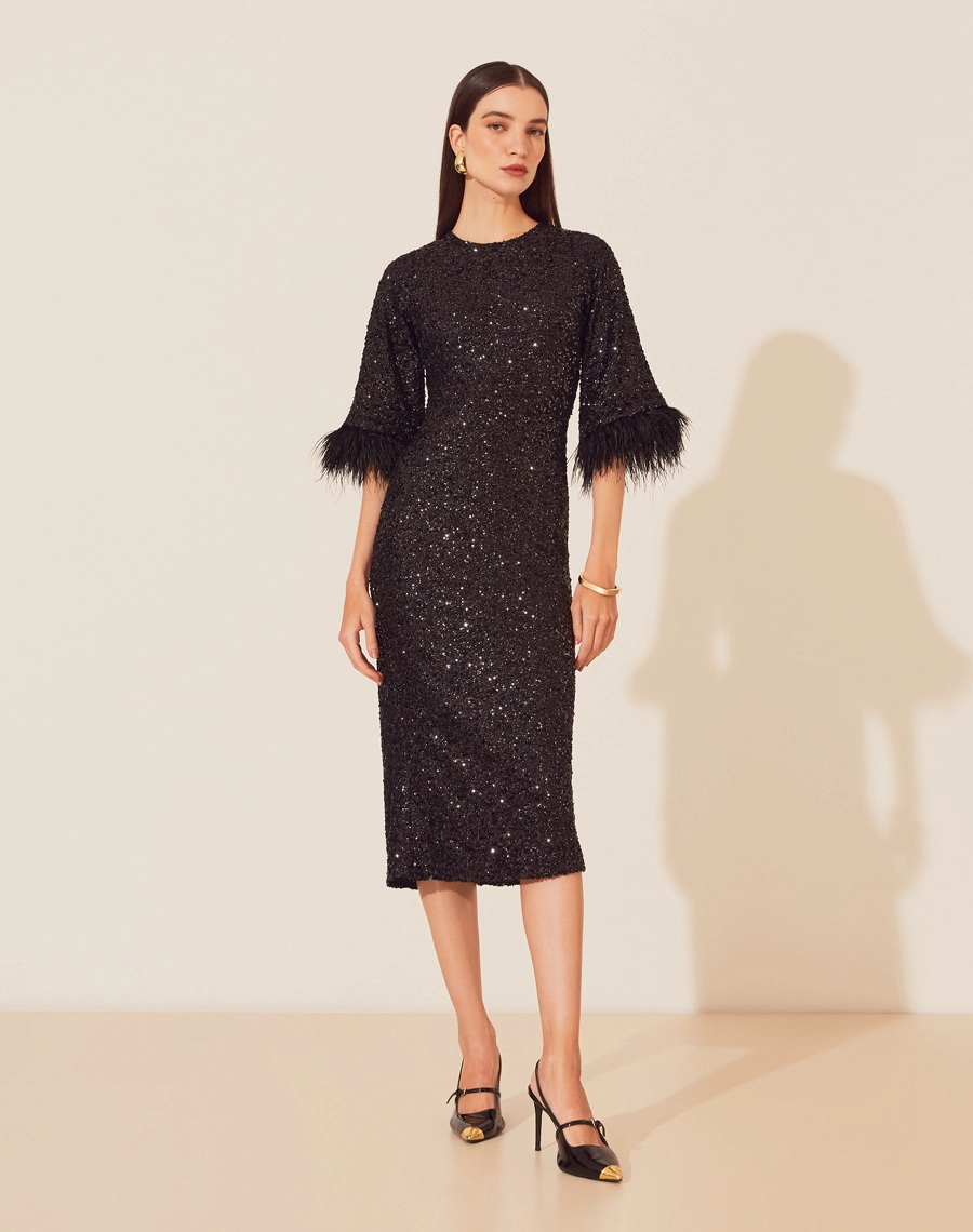 O Vestido Midi Shine é confeccionado em paetê bordado. É ideal para festas noturnas, coquetéis sofisticados e outras ocasiões especiais, sendo indispensável para quem deseja estilo e glamour em um único look. 