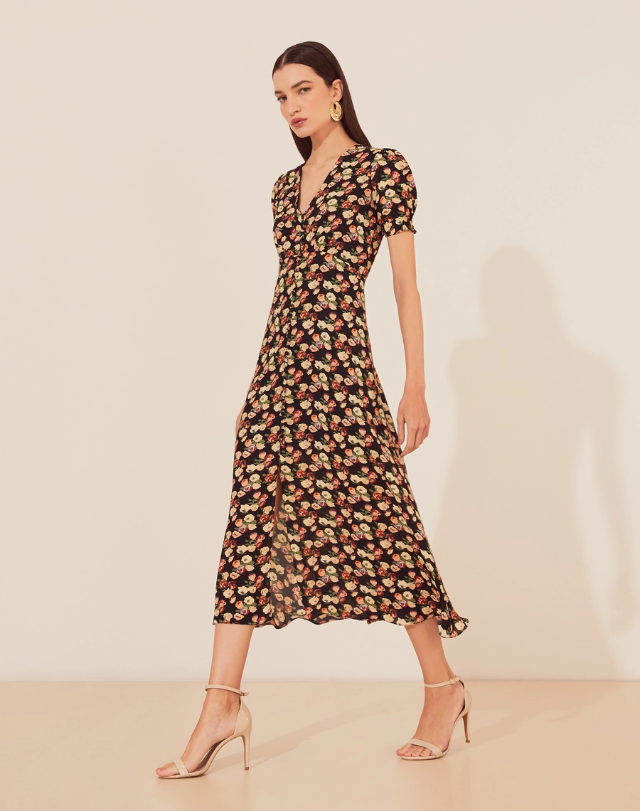 O Vestido Midi Clarisse é confeccionado em crepinho estampado. É perfeito para quem busca conforto e estilo, ideal tanto para eventos diurnos quanto noturnos.