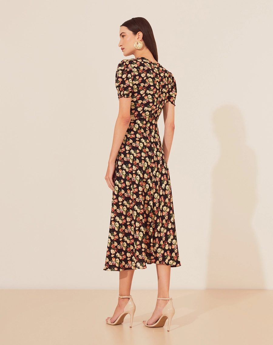 O Vestido Midi Clarisse é confeccionado em crepinho estampado. É perfeito para quem busca conforto e estilo, ideal tanto para eventos diurnos quanto noturnos.