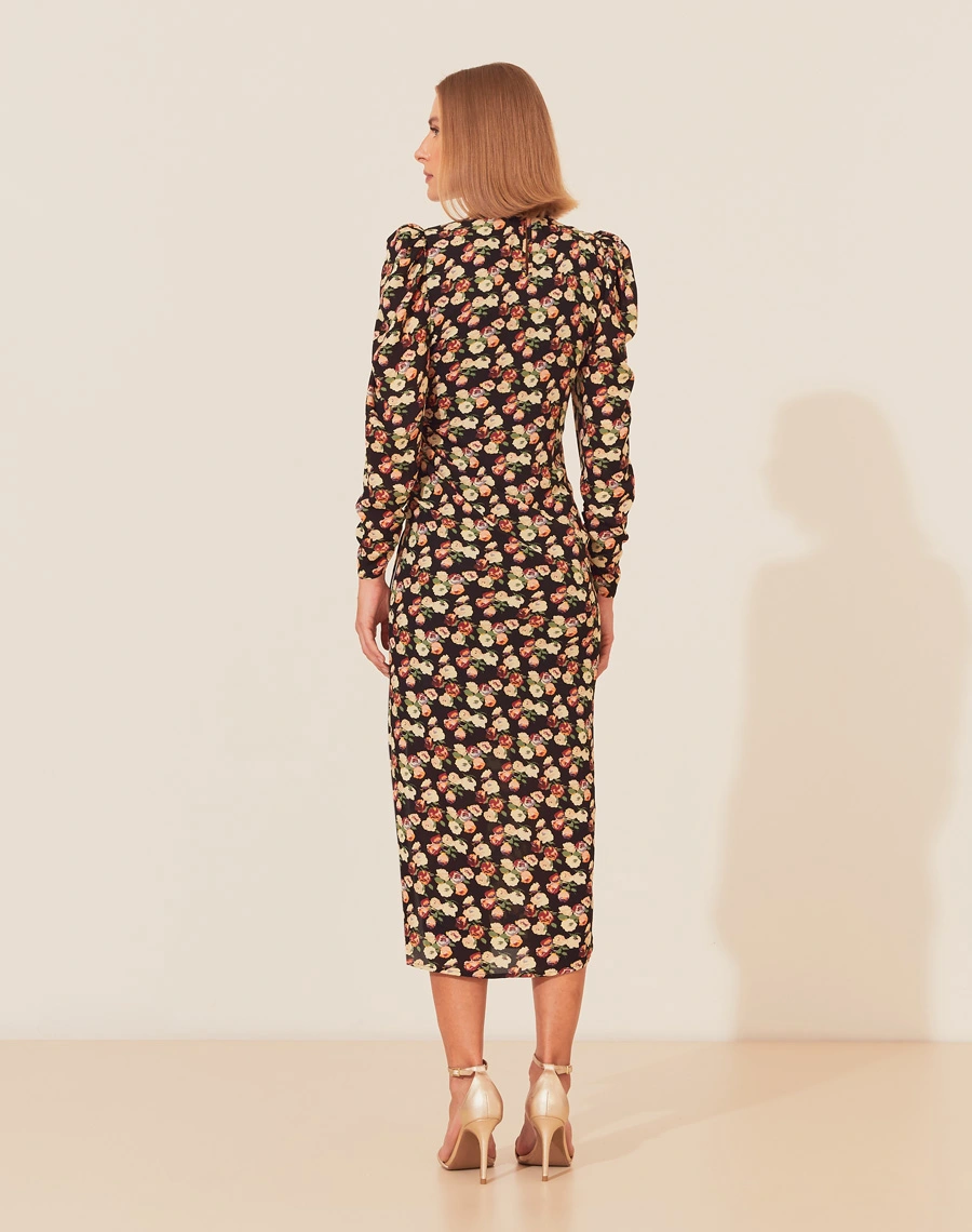 O Vestido Midi Paola é confeccionado em crepinho estampado. É perfeito para quem busca conforto e estilo, ideal tanto para eventos diurnos quanto noturnos.