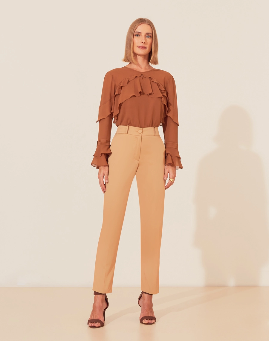 A Blusa Deise é confeccionada em chiffon. Ideal para eventos corporativos, brunchs ou encontros românticos.