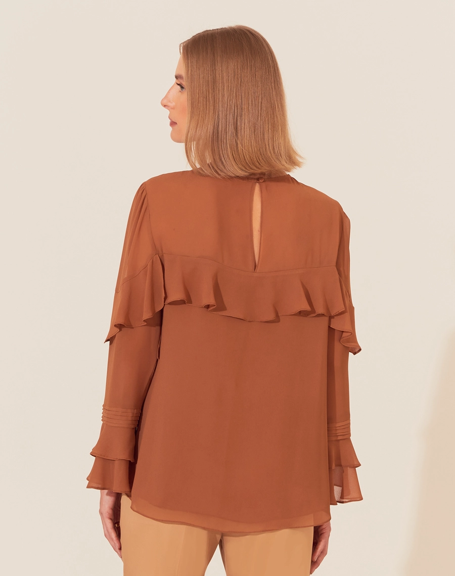 A Blusa Deise é confeccionada em chiffon. Ideal para eventos corporativos, brunchs ou encontros românticos.