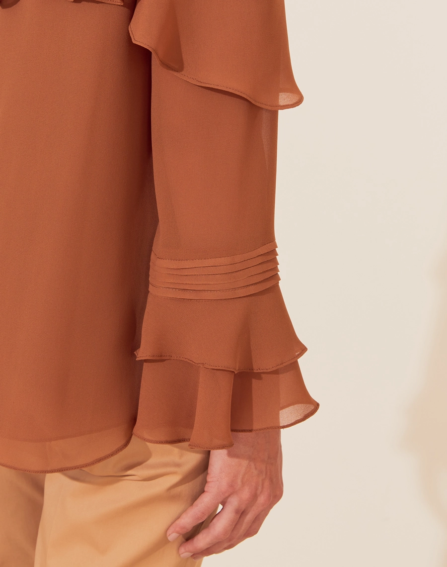 A Blusa Deise é confeccionada em chiffon. Ideal para eventos corporativos, brunchs ou encontros românticos.