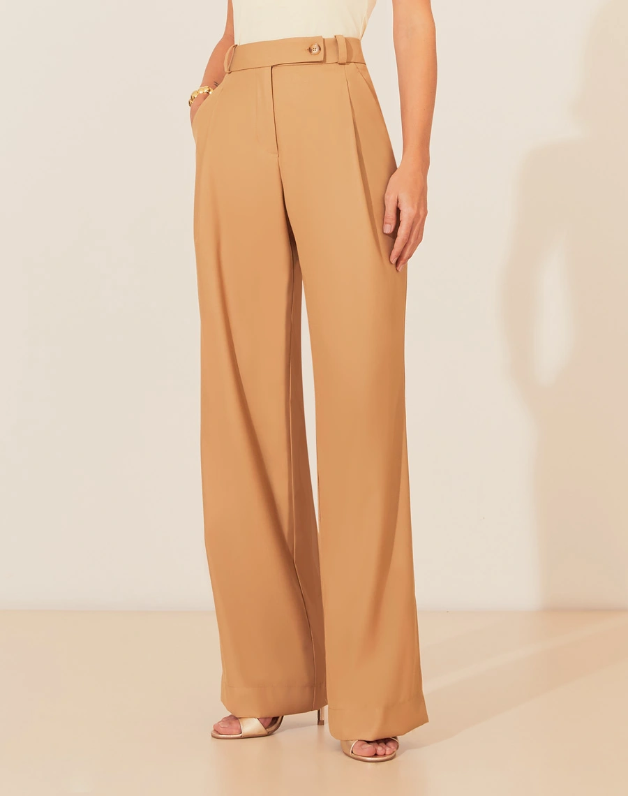 A Calça Karina é confeccionada em Lã Fria Ecológica. Essa calça de alfaiataria é ideal para eventos casuais ou corporativos, podendo transitar por ocasiões durante o dia e a noite.