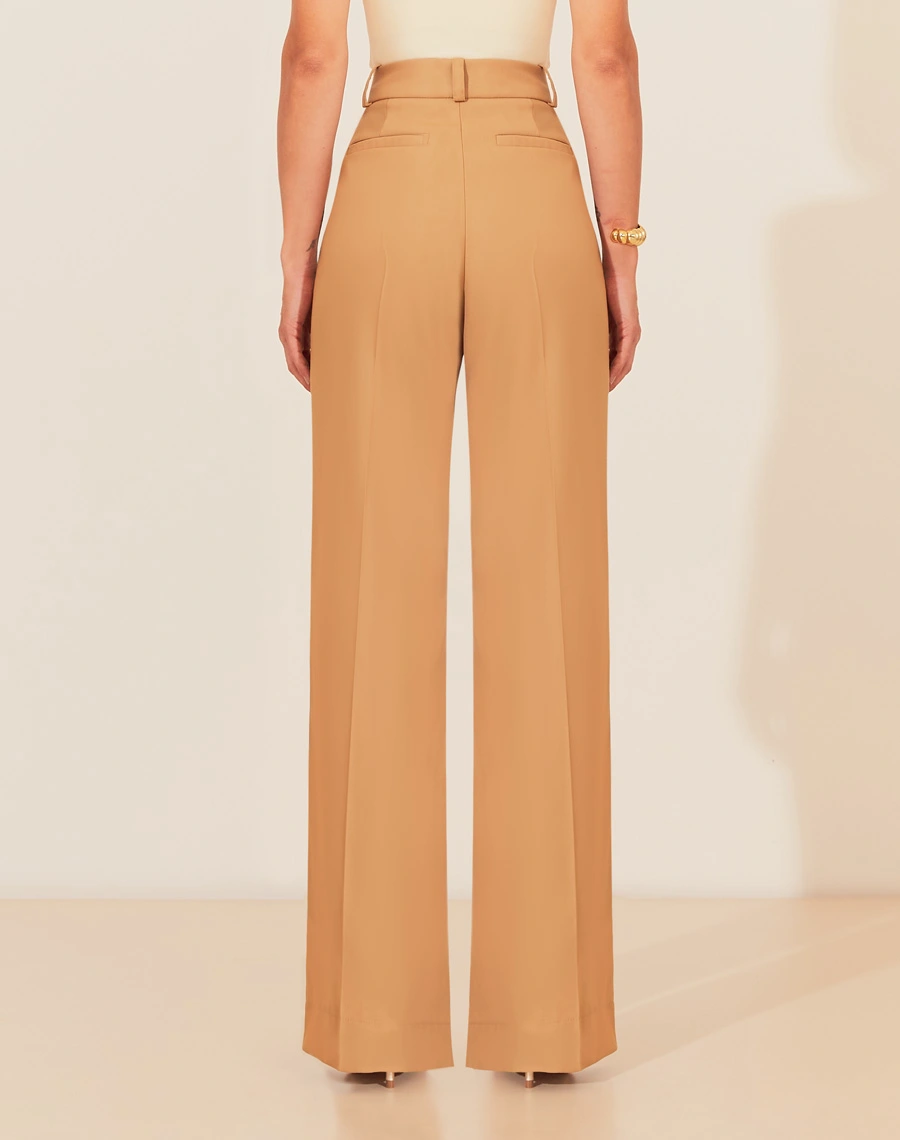 A Calça Karina é confeccionada em Lã Fria Ecológica. Essa calça de alfaiataria é ideal para eventos casuais ou corporativos, podendo transitar por ocasiões durante o dia e a noite.
