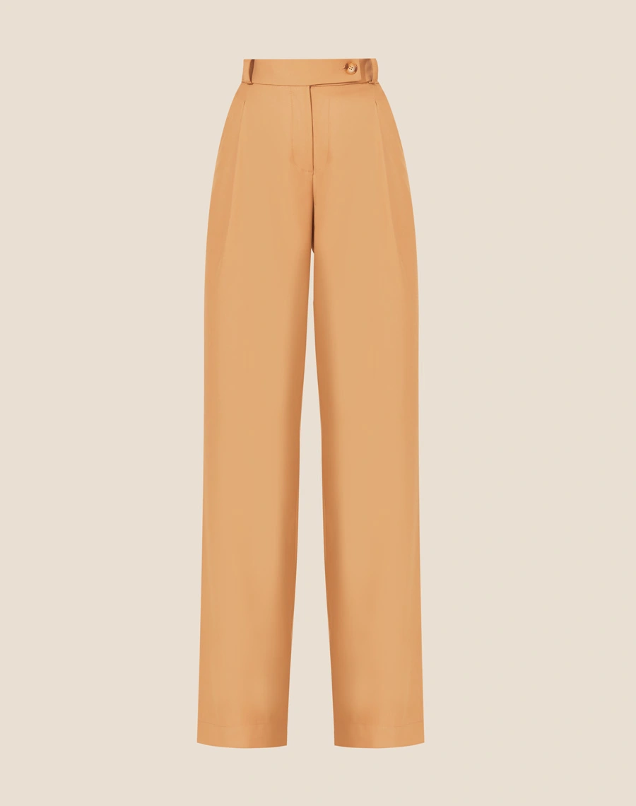 A Calça Karina é confeccionada em Lã Fria Ecológica. Essa calça de alfaiataria é ideal para eventos casuais ou corporativos, podendo transitar por ocasiões durante o dia e a noite.