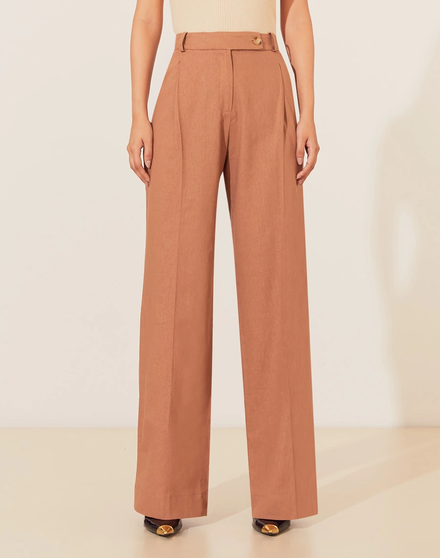 A Calça Camille é confeccionada em linho misto. Essa calça de alfaiataria é ideal para eventos casuais ou corporativos, podendo transitar por ocasiões durante o dia e a noite.