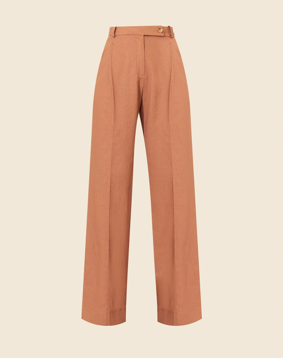 A Calça Camille é confeccionada em linho misto. Essa calça de alfaiataria é ideal para eventos casuais ou corporativos, podendo transitar por ocasiões durante o dia e a noite.