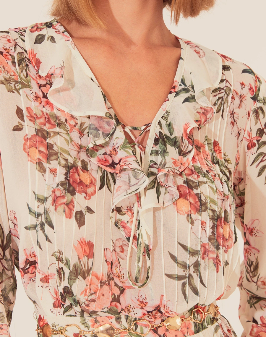 A Blusa Andressa é confeccionada em crepinho estampado. A estampa floral Amissima traz um toque clássico e moderno, tornando essa blusa perfeita para diversas ocasiões, desde almoços casuais até coquetéis sofisticados. 