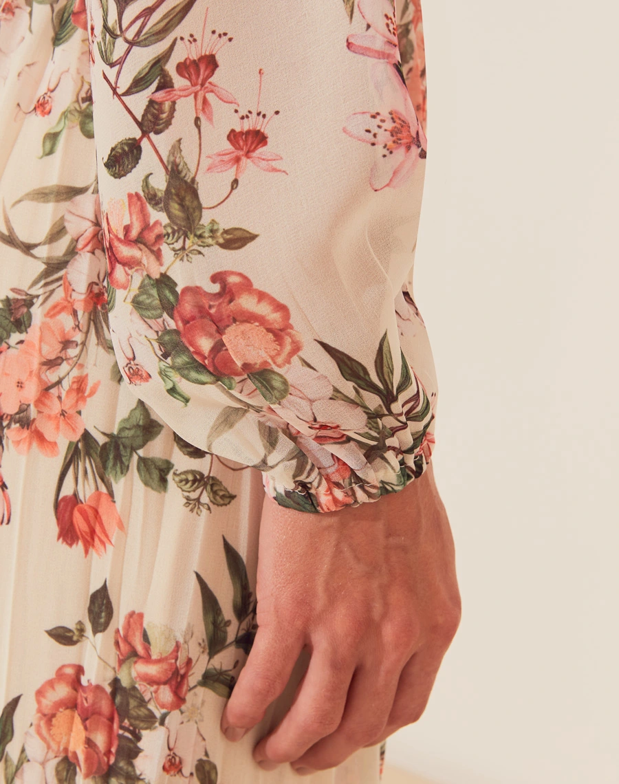 A Blusa Andressa é confeccionada em crepinho estampado. A estampa floral Amissima traz um toque clássico e moderno, tornando essa blusa perfeita para diversas ocasiões, desde almoços casuais até coquetéis sofisticados. 