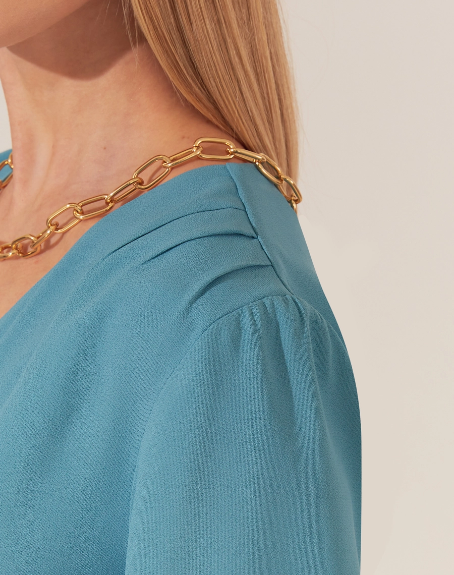 A Blusa Vitória é confeccionada em crepe patou. Indispensável para quem busca um visual elegante e versátil, a Blusa Vitória é perfeita para transitar facilmente entre reuniões de trabalho e eventos sociais, tanto de dia quanto à noite.