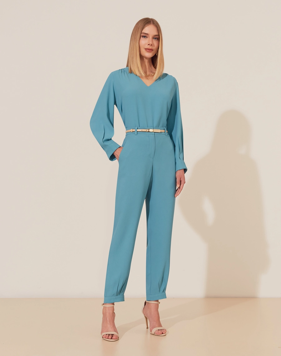 A Blusa Vitória é confeccionada em crepe patou. Indispensável para quem busca um visual elegante e versátil, a Blusa Vitória é perfeita para transitar facilmente entre reuniões de trabalho e eventos sociais, tanto de dia quanto à noite.