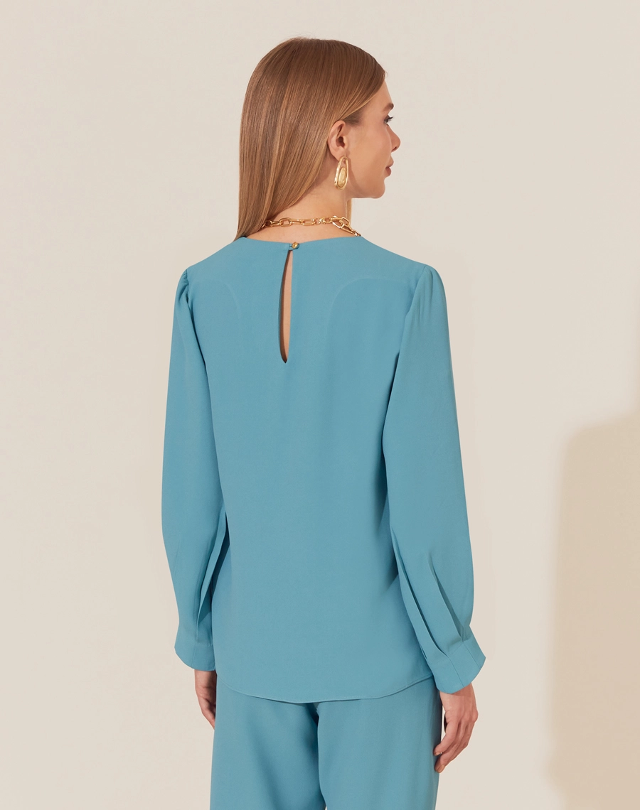 A Blusa Vitória é confeccionada em crepe patou. Indispensável para quem busca um visual elegante e versátil, a Blusa Vitória é perfeita para transitar facilmente entre reuniões de trabalho e eventos sociais, tanto de dia quanto à noite.