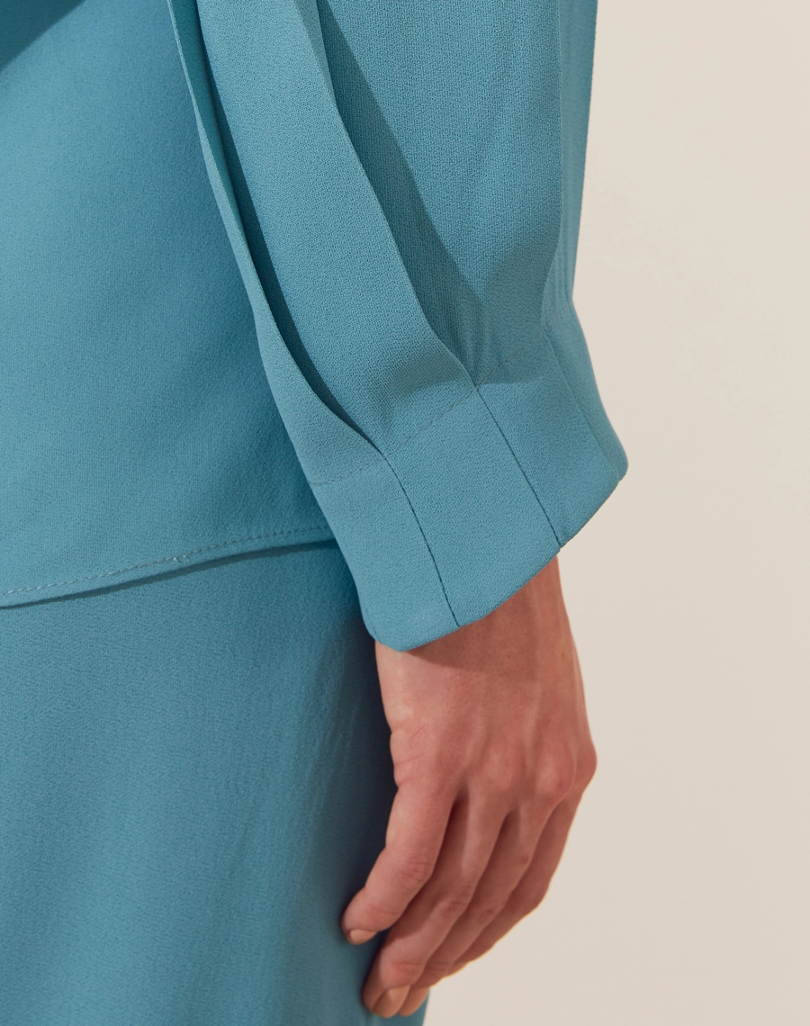A Blusa Vitória é confeccionada em crepe patou. Indispensável para quem busca um visual elegante e versátil, a Blusa Vitória é perfeita para transitar facilmente entre reuniões de trabalho e eventos sociais, tanto de dia quanto à noite.