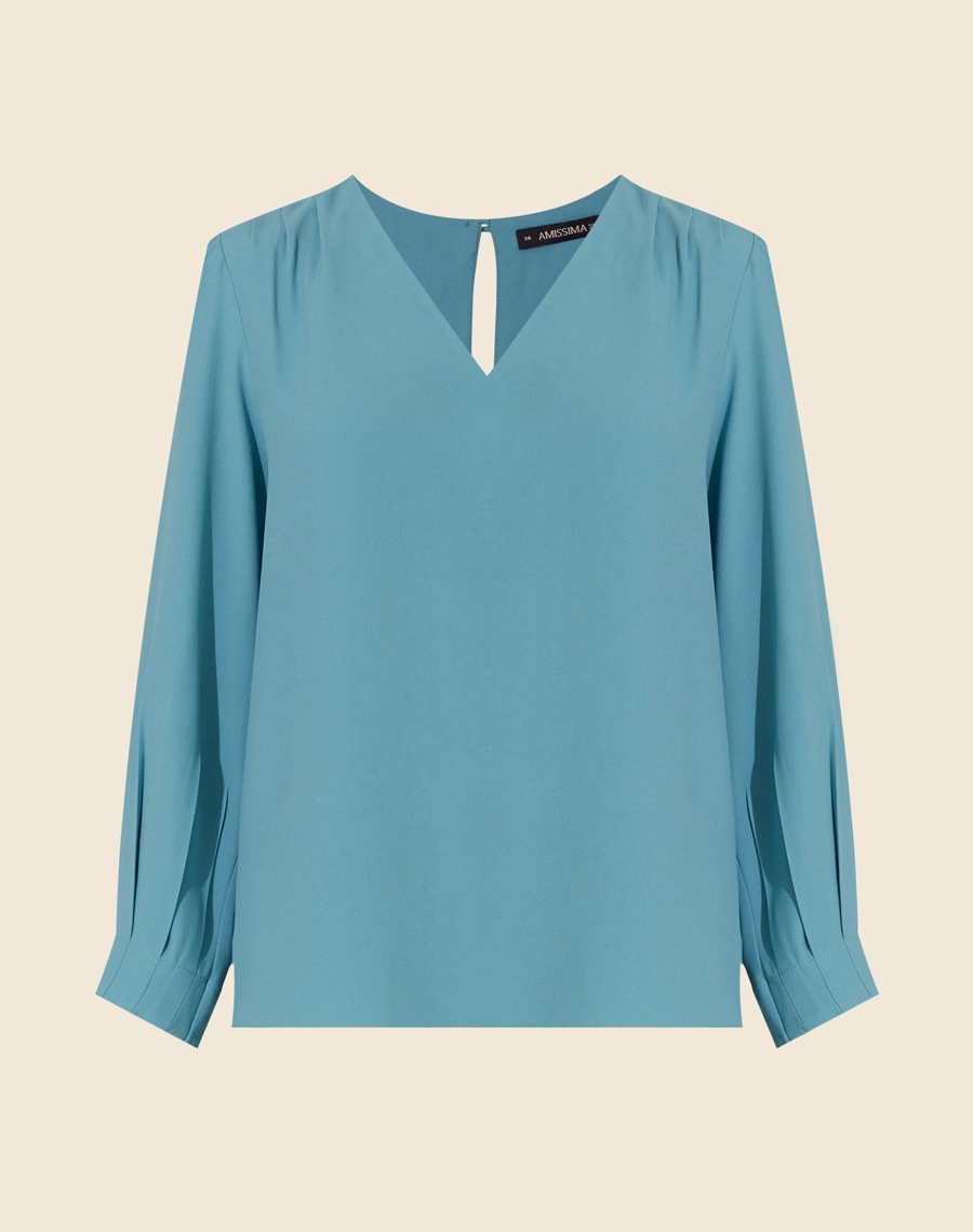 A Blusa Vitória é confeccionada em crepe patou. Indispensável para quem busca um visual elegante e versátil, a Blusa Vitória é perfeita para transitar facilmente entre reuniões de trabalho e eventos sociais, tanto de dia quanto à noite.