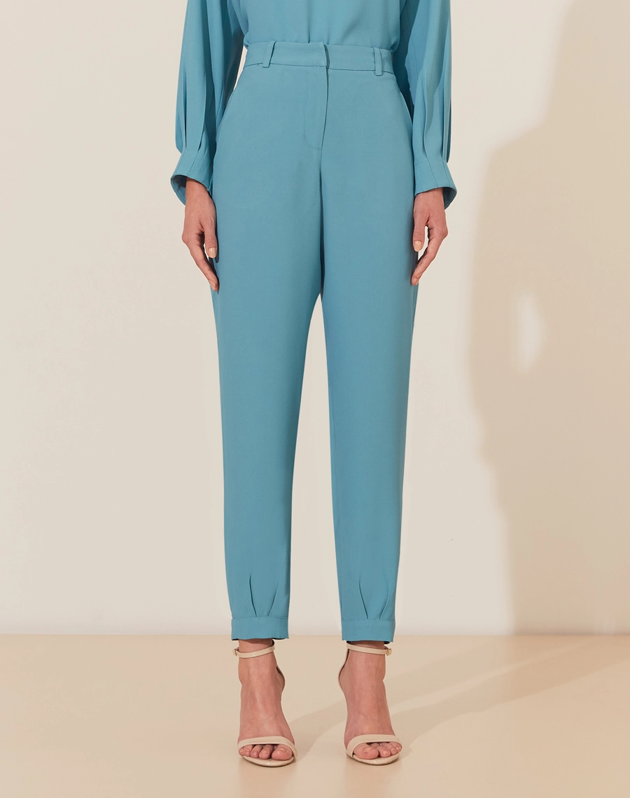 A Calça Vitória é confeccionada em crepe patou. Indispensável para quem busca um visual elegante e versátil, a Calça Vitória é perfeita para transitar facilmente entre reuniões de trabalho e eventos sociais, tanto de dia quanto à noite.