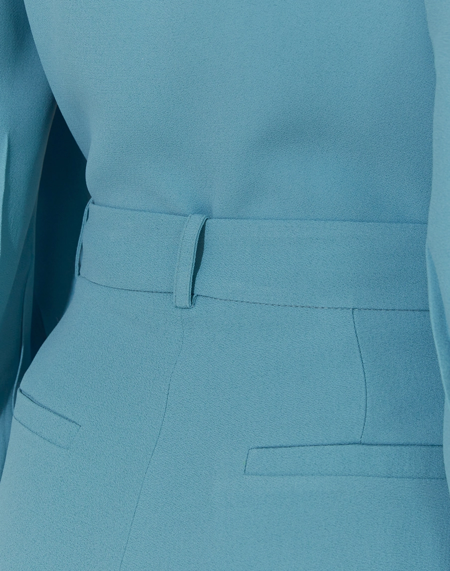 A Calça Vitória é confeccionada em crepe patou. Indispensável para quem busca um visual elegante e versátil, a Calça Vitória é perfeita para transitar facilmente entre reuniões de trabalho e eventos sociais, tanto de dia quanto à noite.