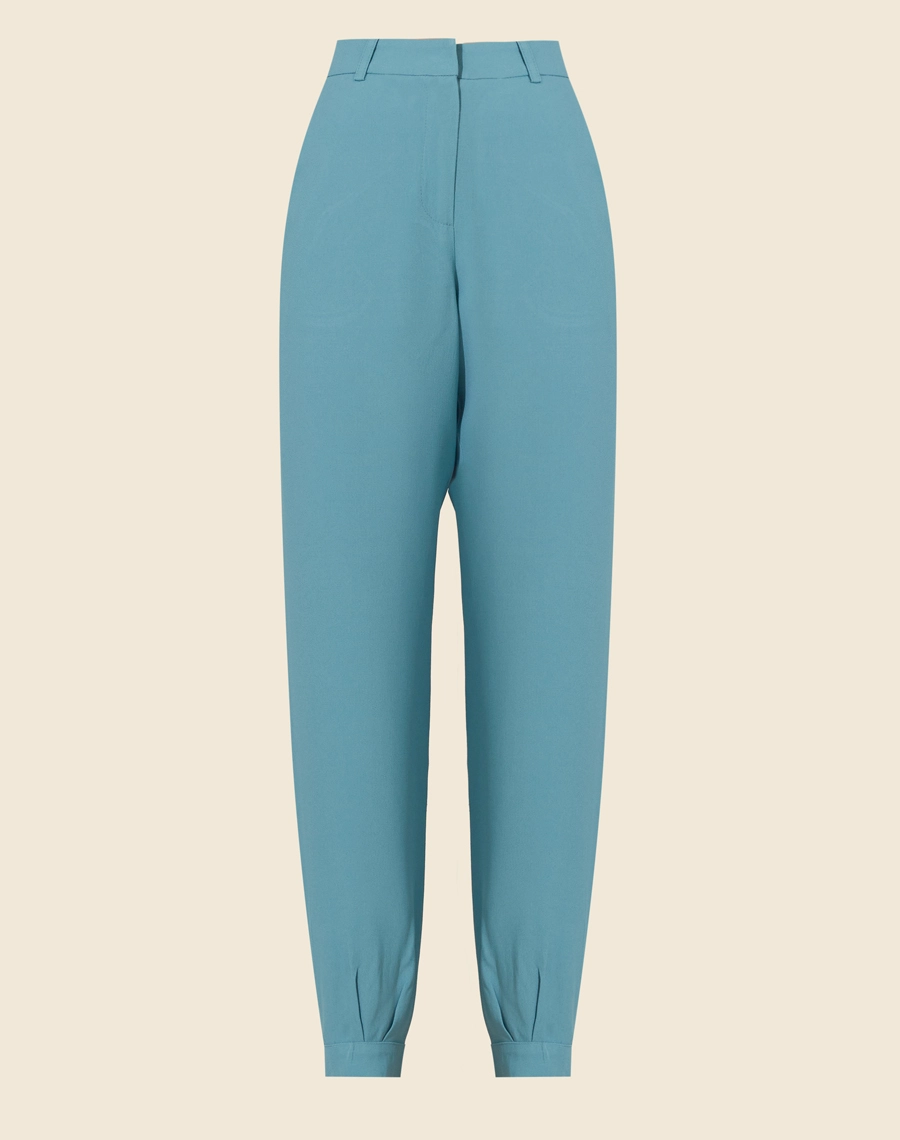 A Calça Vitória é confeccionada em crepe patou. Indispensável para quem busca um visual elegante e versátil, a Calça Vitória é perfeita para transitar facilmente entre reuniões de trabalho e eventos sociais, tanto de dia quanto à noite.