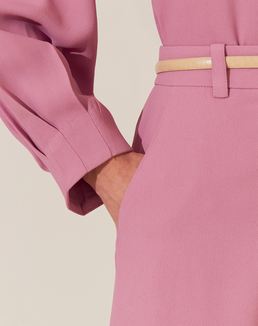 A Calça Vitória é confeccionada em crepe patou. Indispensável para quem busca um visual elegante e versátil, a Calça Vitória é perfeita para transitar facilmente entre reuniões de trabalho e eventos sociais, tanto de dia quanto à noite.