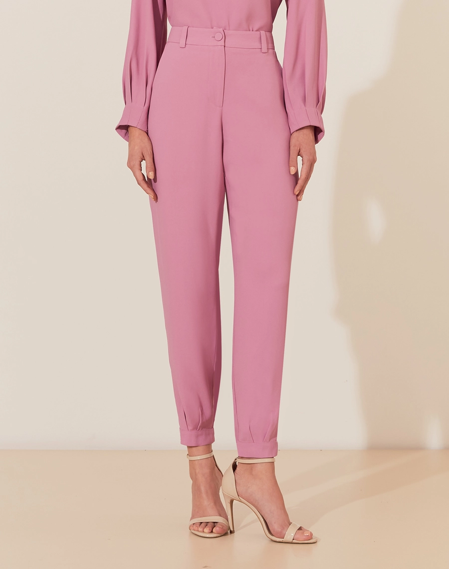 A Calça Vitória é confeccionada em crepe patou. Indispensável para quem busca um visual elegante e versátil, a Calça Vitória é perfeita para transitar facilmente entre reuniões de trabalho e eventos sociais, tanto de dia quanto à noite.