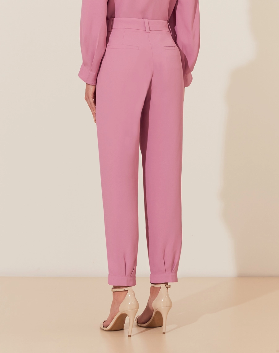 A Calça Vitória é confeccionada em crepe patou. Indispensável para quem busca um visual elegante e versátil, a Calça Vitória é perfeita para transitar facilmente entre reuniões de trabalho e eventos sociais, tanto de dia quanto à noite.