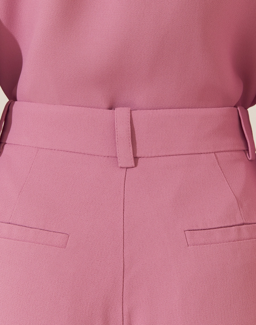 A Calça Vitória é confeccionada em crepe patou. Indispensável para quem busca um visual elegante e versátil, a Calça Vitória é perfeita para transitar facilmente entre reuniões de trabalho e eventos sociais, tanto de dia quanto à noite.
