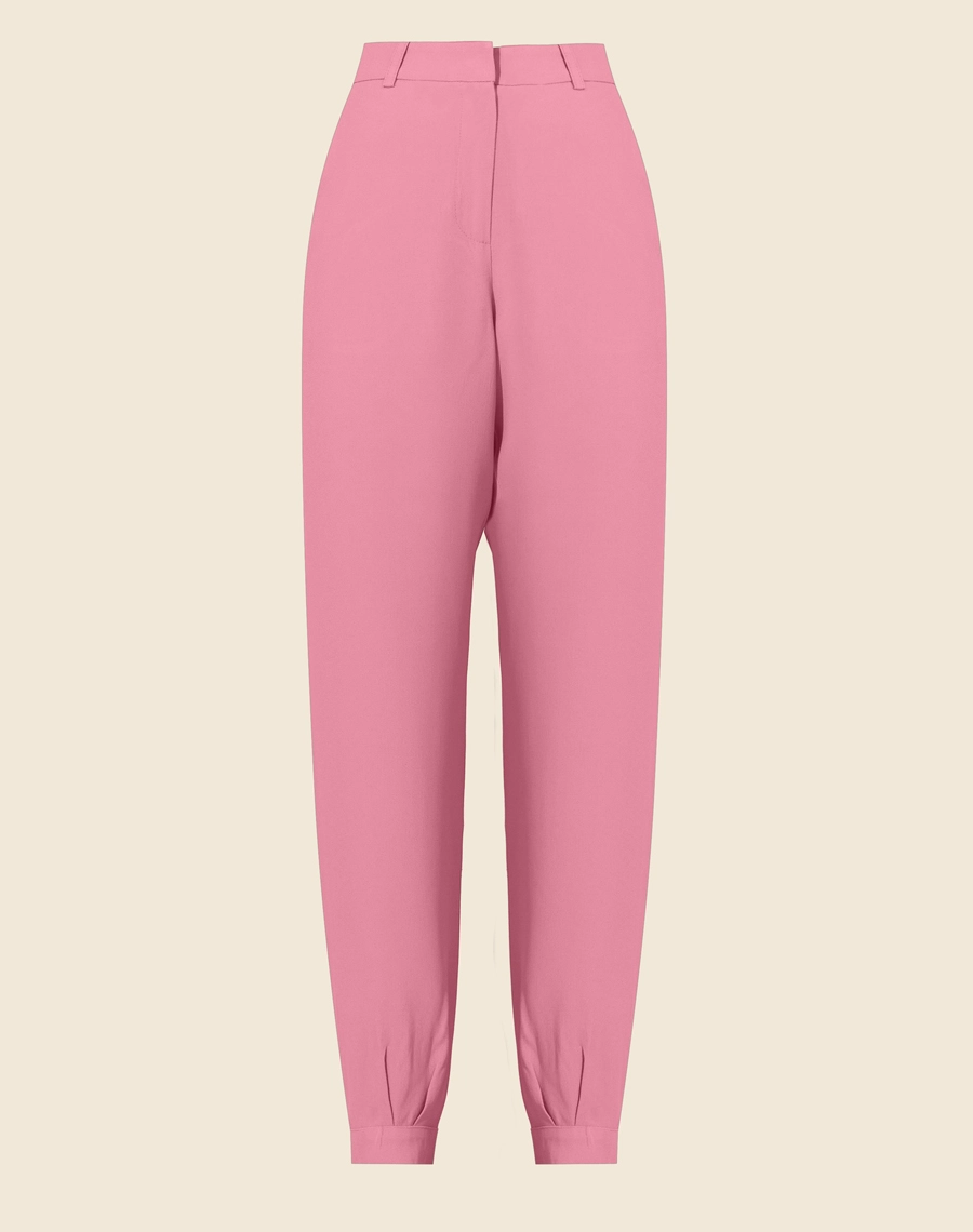 A Calça Vitória é confeccionada em crepe patou. Indispensável para quem busca um visual elegante e versátil, a Calça Vitória é perfeita para transitar facilmente entre reuniões de trabalho e eventos sociais, tanto de dia quanto à noite.
