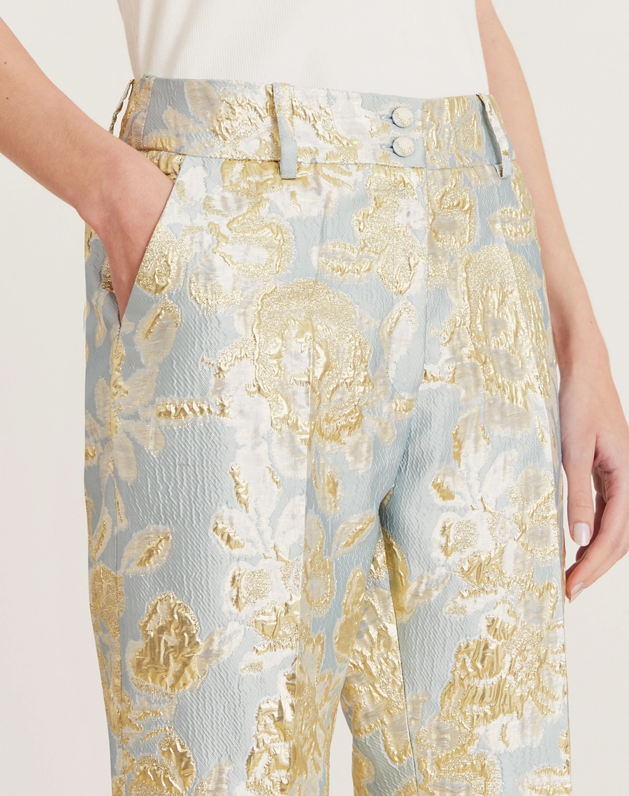 A Calça Elisabete é confeccionada em jacquard, um tecido texturizado com caimento estruturado. erfeita para transitar entre diferentes ocasiões, como coquetéis diurnos, jantares especiais ou ocasiões formais.