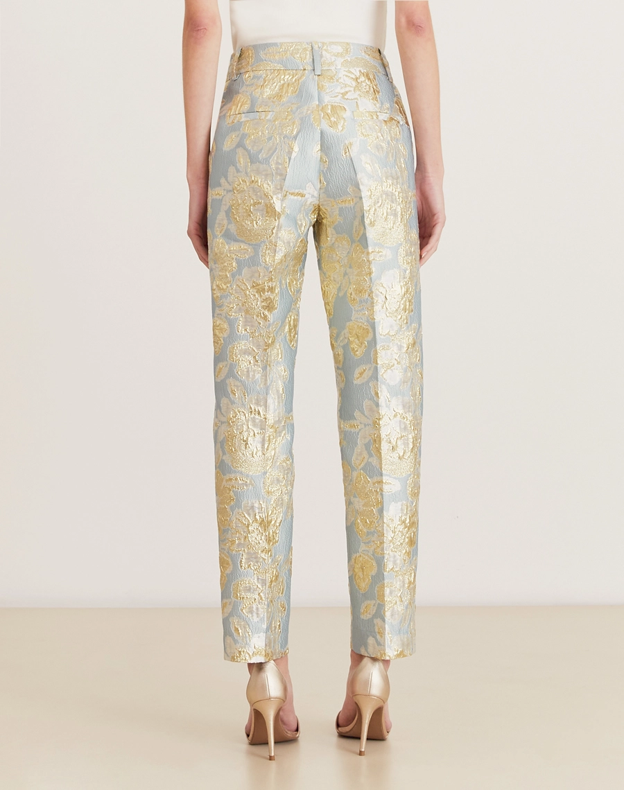 A Calça Elisabete é confeccionada em jacquard, um tecido texturizado com caimento estruturado. erfeita para transitar entre diferentes ocasiões, como coquetéis diurnos, jantares especiais ou ocasiões formais.