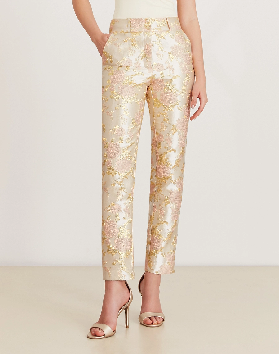 A Calça Elisabete é confeccionada em jacquard, um tecido texturizado com caimento estruturado. erfeita para transitar entre diferentes ocasiões, como coquetéis diurnos, jantares especiais ou ocasiões formais.