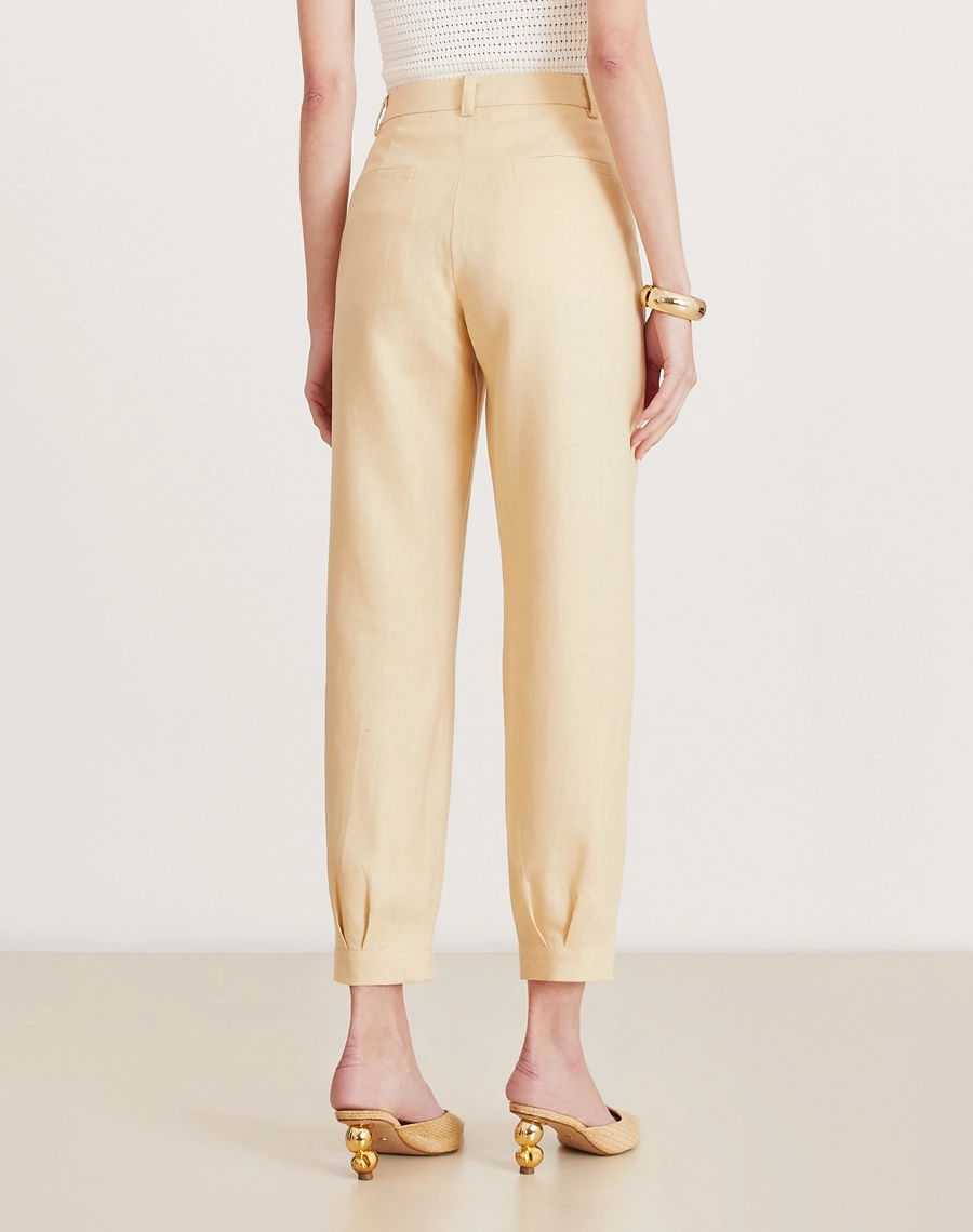 A Calça Carla é confeccionada em linho. Essa calça é ideal para eventos casuais ou corporativos, podendo transitar por ocasiões durante o dia e a noite.