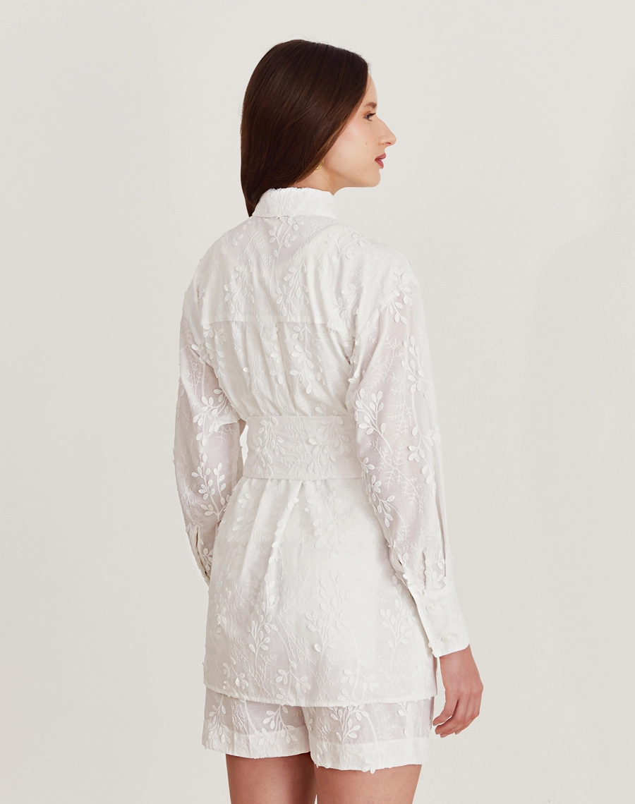A Camisa Ariane é confeccionada em cambraia bordada, tecido leve e fresco que é perfeito para os dias mais quentes. As folhas bordadas trazem um toque delicado, tornando essa camisa bordada perfeita para quem busca um visual moderno e atemporal. Ideal para brunchs, passeios ao ar livre ou eventos diurnos.