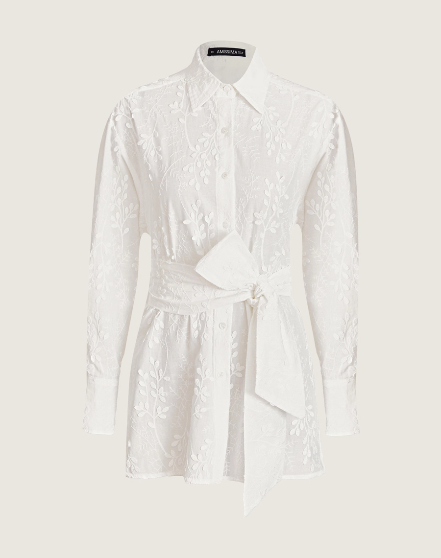 A Camisa Ariane é confeccionada em cambraia bordada, tecido leve e fresco que é perfeito para os dias mais quentes. As folhas bordadas trazem um toque delicado, tornando essa camisa bordada perfeita para quem busca um visual moderno e atemporal. Ideal para brunchs, passeios ao ar livre ou eventos diurnos.