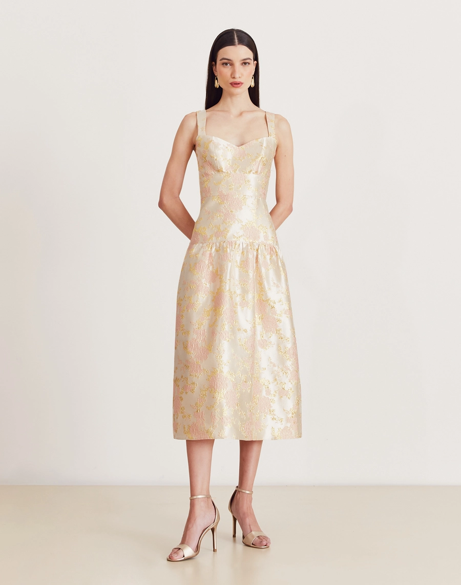 O Vestido Midi Elisabete é confeccionado em jacquard. Perfeito para transitar entre diferentes ocasiões, como coquetéis, jantares românticos e encontros especiais.